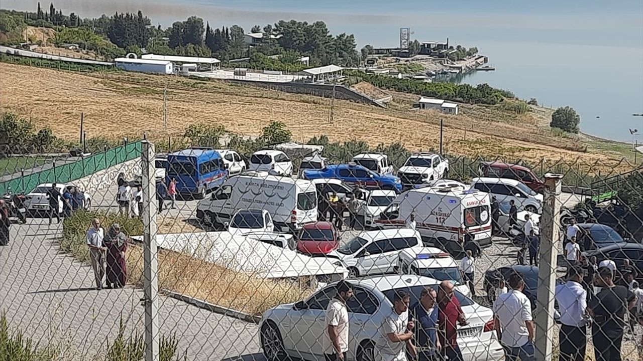 Adıyaman'da Şarampole Devrilen Otomobilde İki Kişi Hayatını Kaybetti