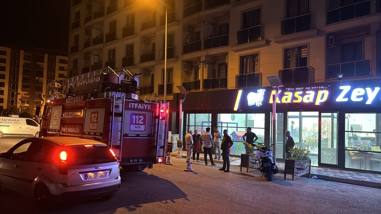 Adıyaman'daki 7 Katlı Binada Baca Yangını Kontrol Altına Alındı