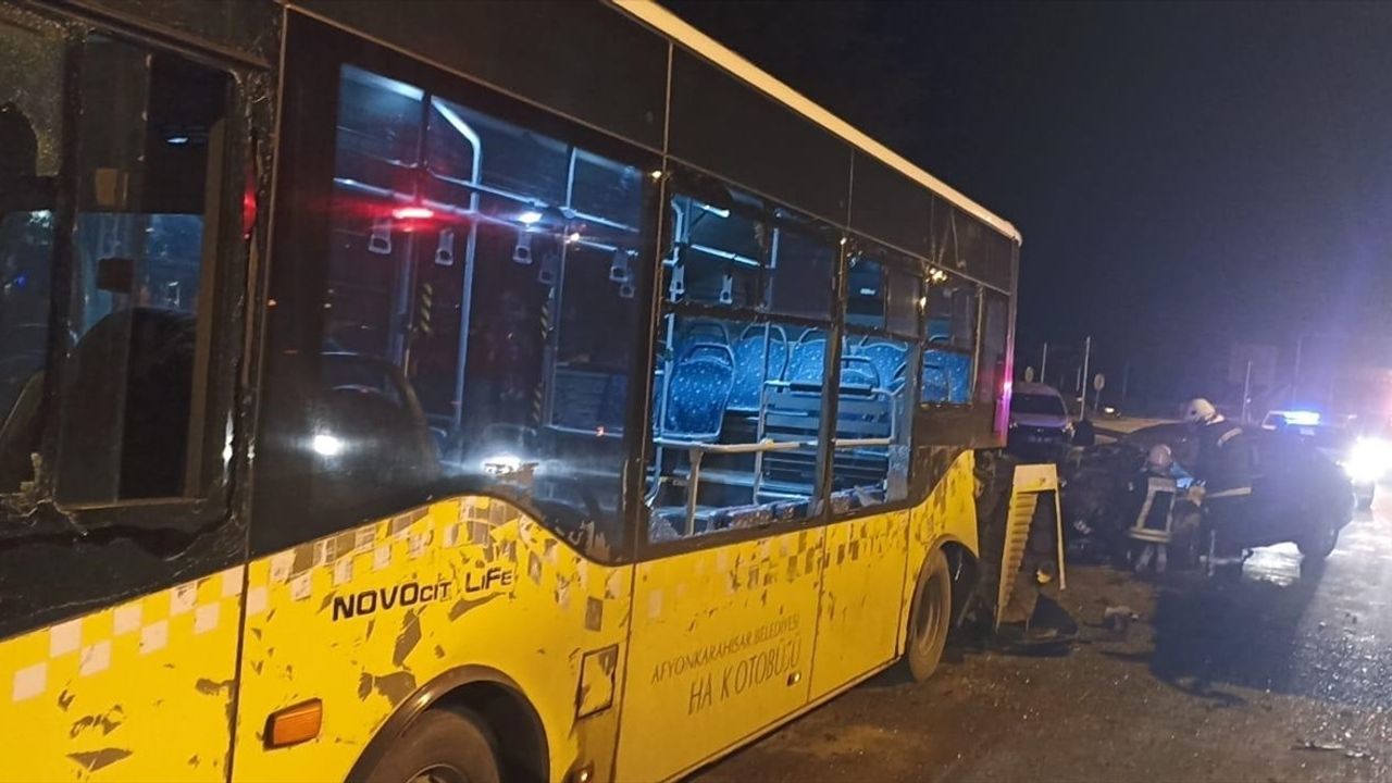 Afyonkarahisar'da Feci Trafik Kazası: 1 Kişi Hayatını Kaybetti, 7 Yaralı
