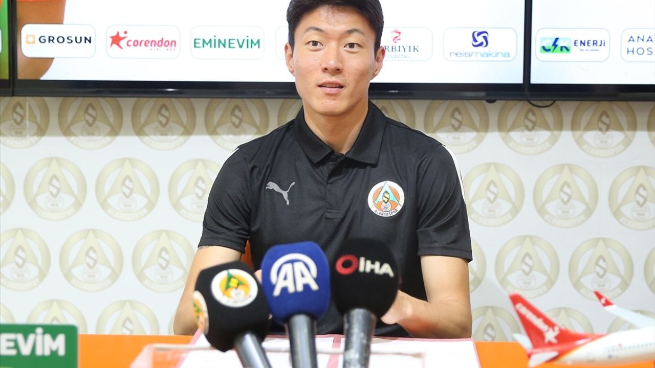 Alanyaspor'un Yeni Transferi Ui-jo Hwang İmza Töreni Gerçekleştirdi