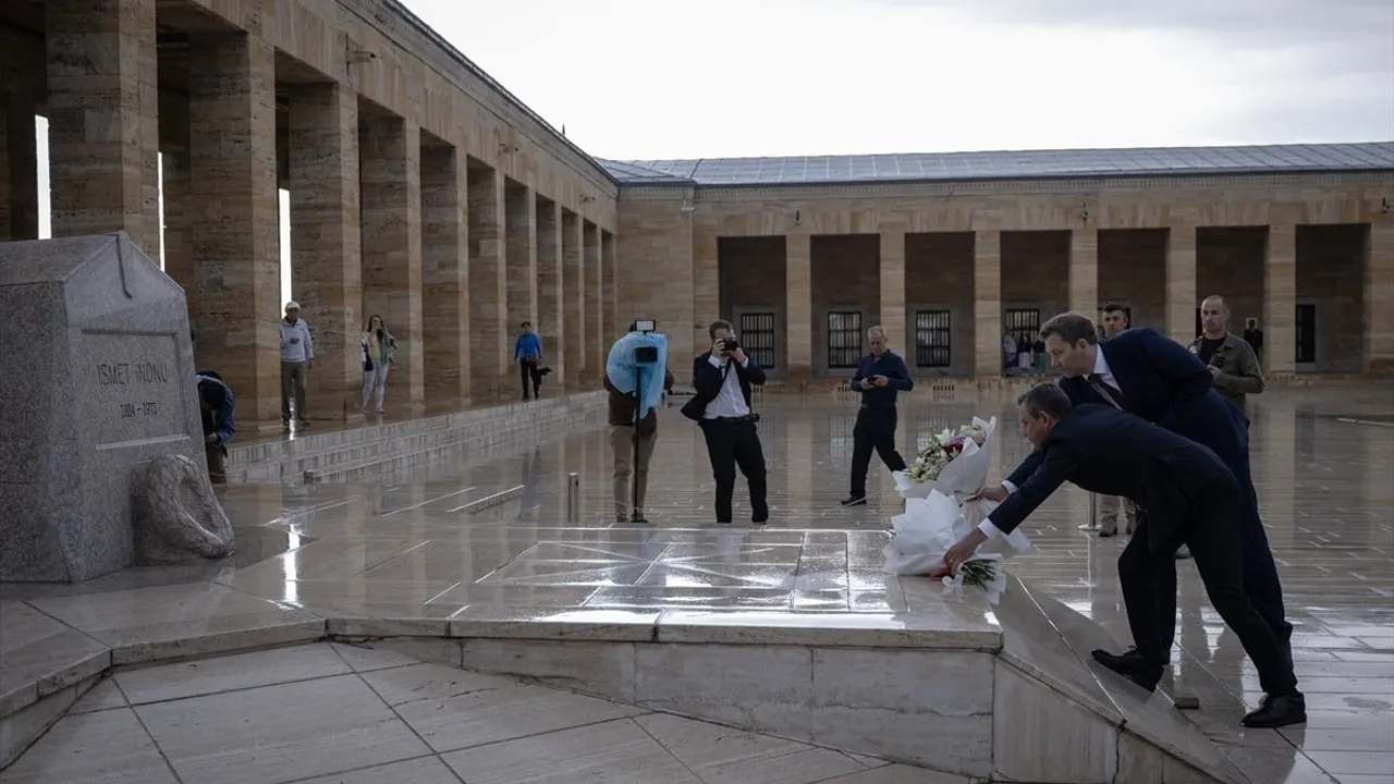 Almanya SPD Eş Genel Başkanı Lars Klingbeil, Anıtkabir'i Ziyaret Etti