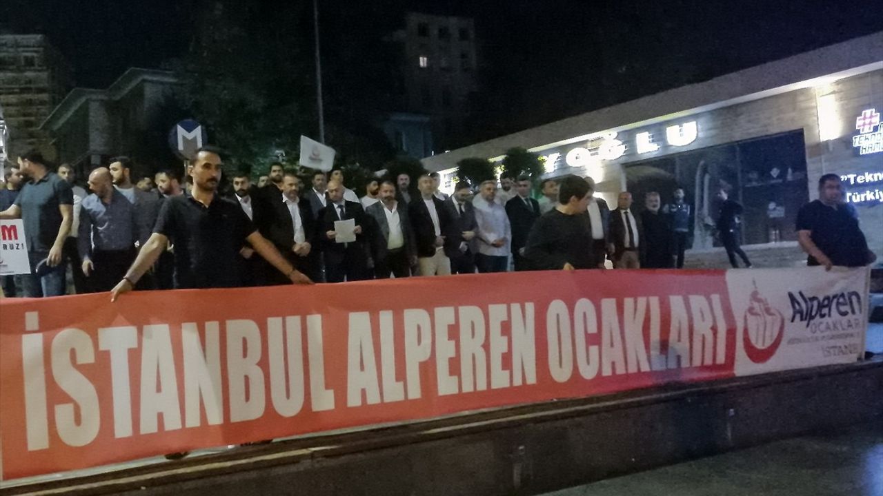 Alperen Ocakları İstanbul'da Şehit Polis Memurunu Protesto Etti