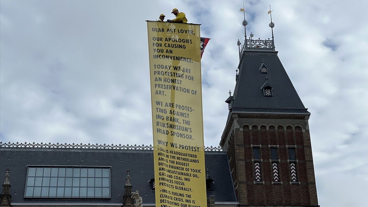 Amsterdam'da İklim Aktivistleri Rijksmuseum'un Girişini Kapattı