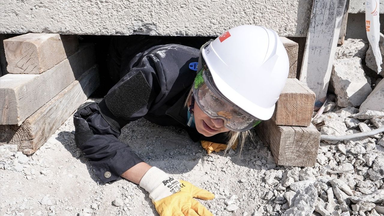 Anadolu Ajansı Çalışanları Arama Kurtarma Eğitimini Başarıyla Tamamladı