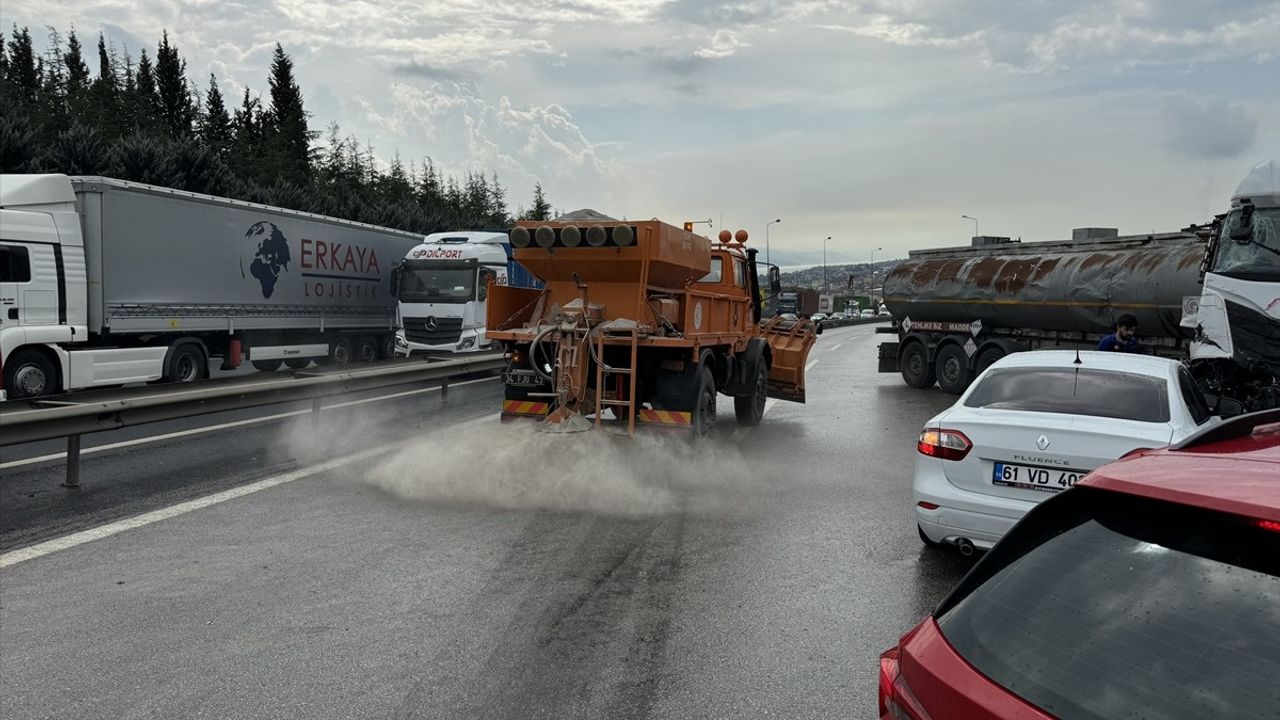 Anadolu Otoyolu'ndaki Zincirleme Kaza Sonrası Yol Açıldı