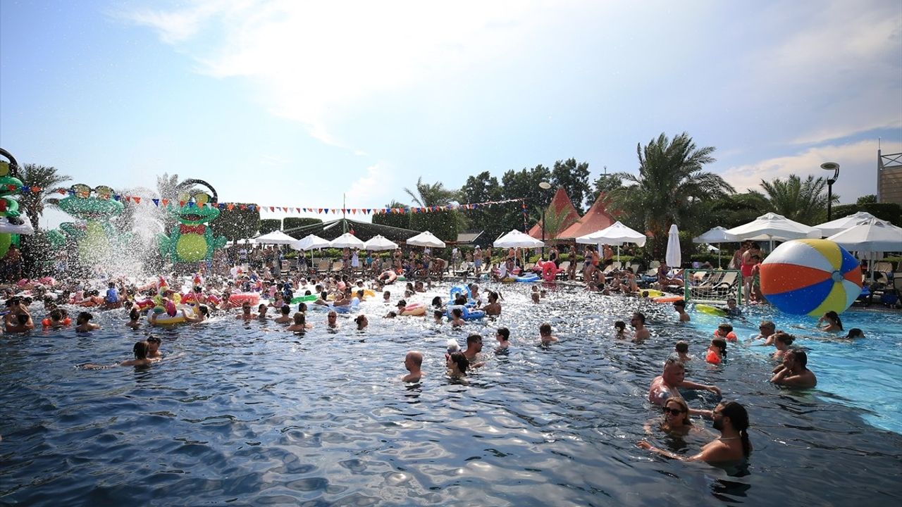 Antalya'da Sıcak Hava ve Turist Yoğunluğu