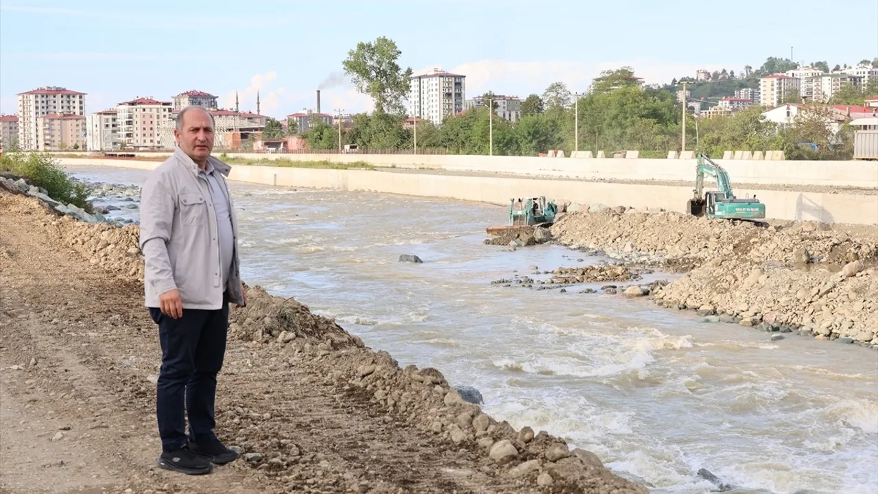 Arhavi'de Afet Sonrası Temizlik ve Yol Yapım Çalışmaları Devam Ediyor