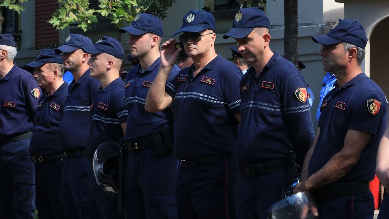 Arnavutluk'ta Yolsuzluk İddialarına Protesto: Belediye Başkanı Veliaj'a İstifa Çağı