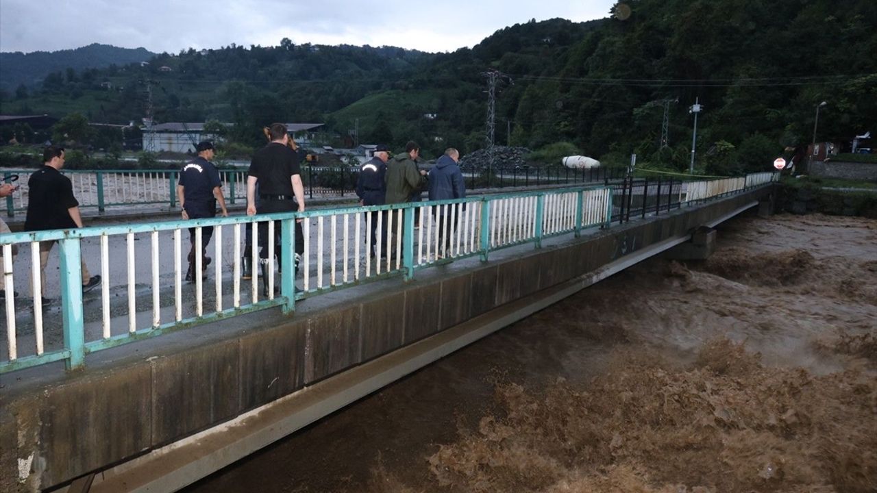 Artvin'de Heyelan ve Taşkın Nedeniyle 32 Köy Yolu Kapandı