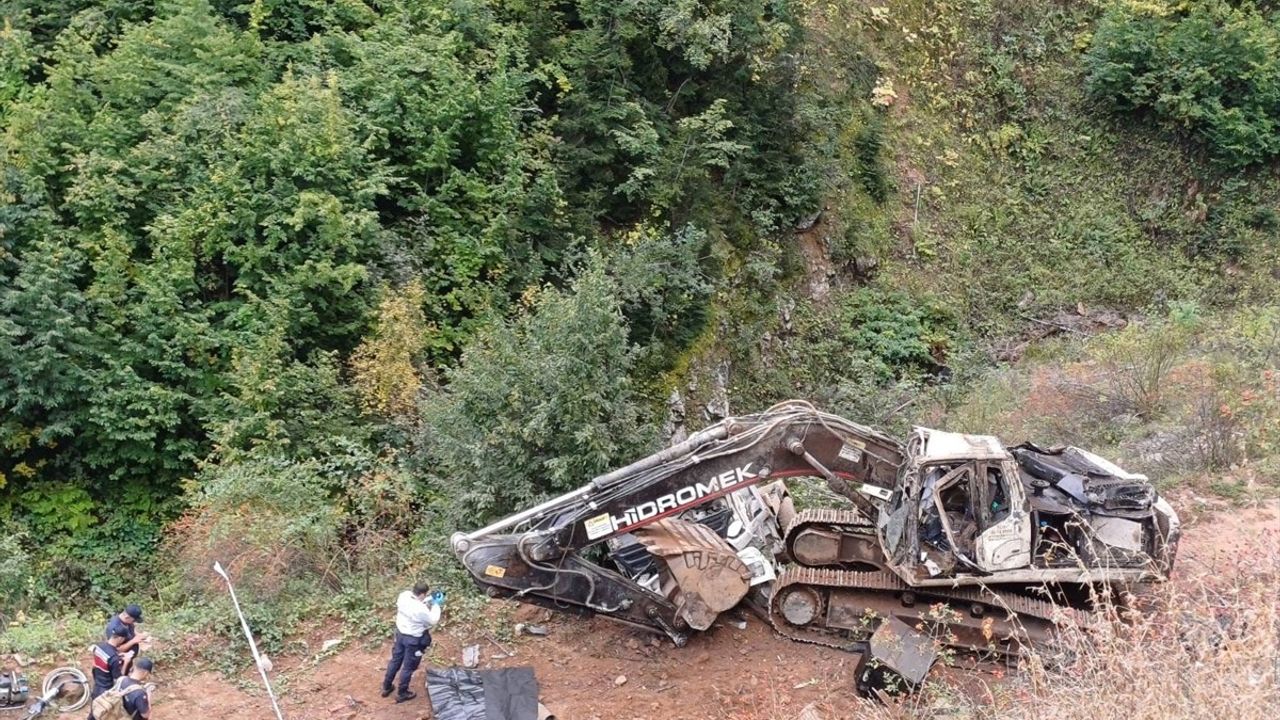 Artvin'de İş Makinesi Taşıyan Kamyon Uçuruma Devrildi: 2 Ölü