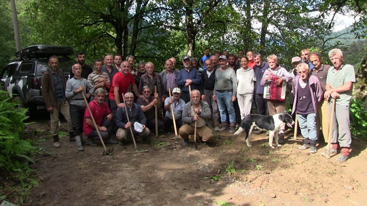 Artvin'de Köylüler Birlikte Yollarını Onardı