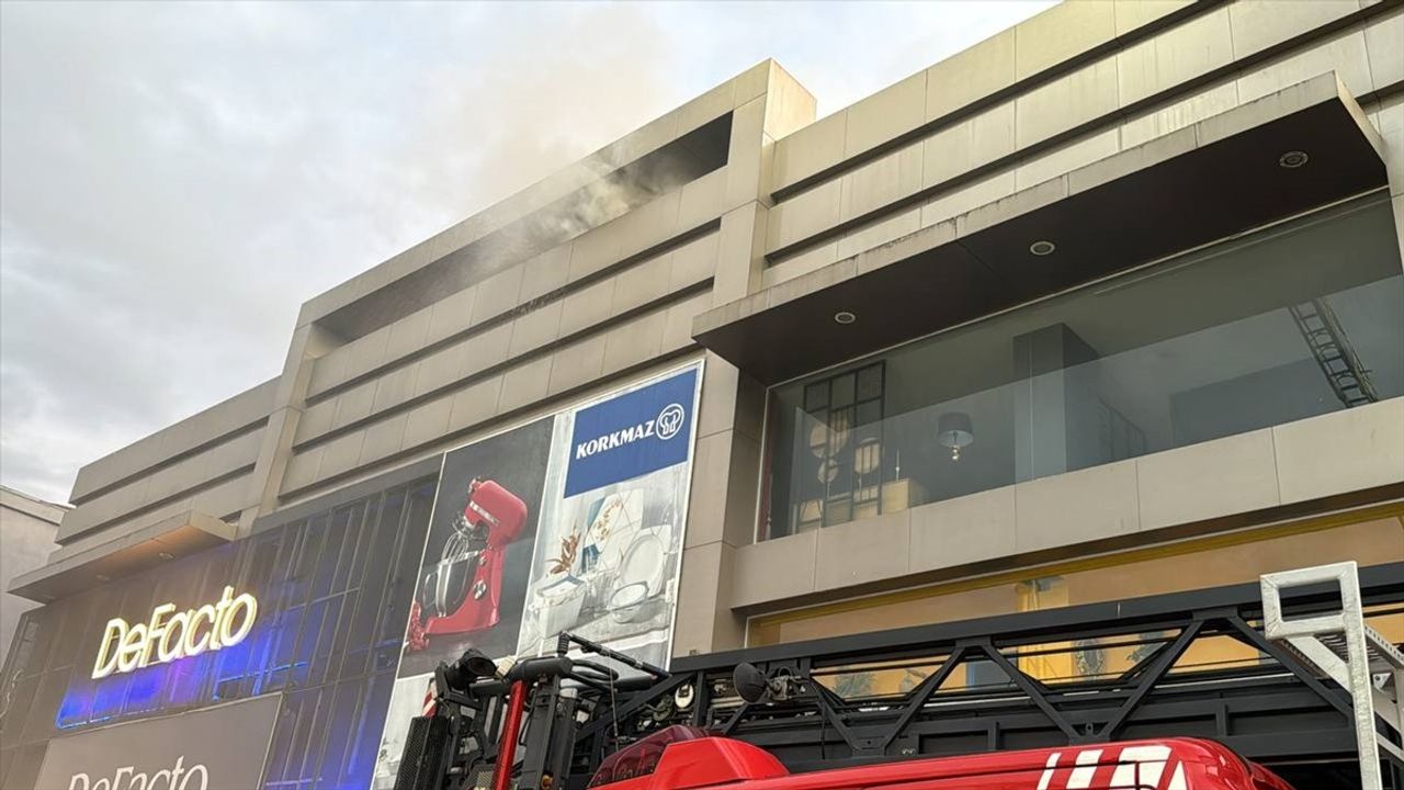 Ataşehir'deki İş Merkezinde Yangın Paniği