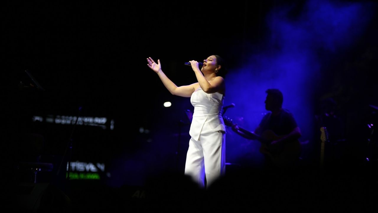 Aydın Kurtuluşunu Funda Arar Konseriyle Kutladı