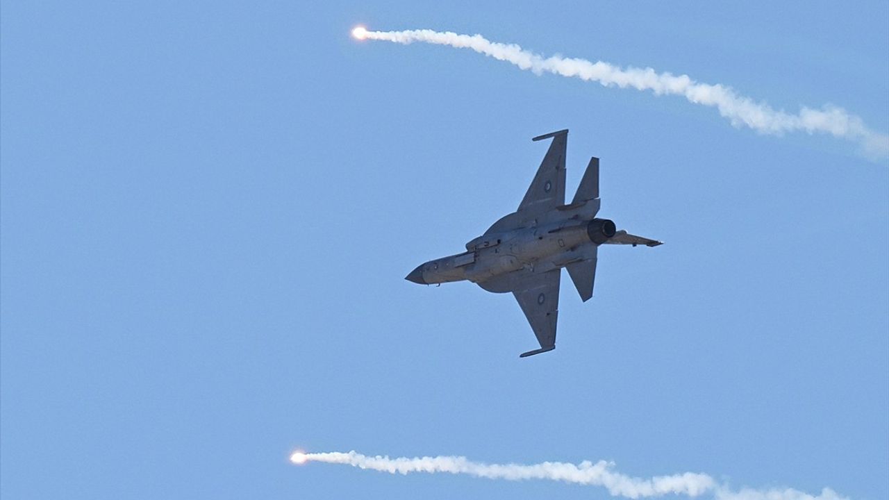 Azerbaycan JF-17C Savaş Uçaklarını Teslim Aldı