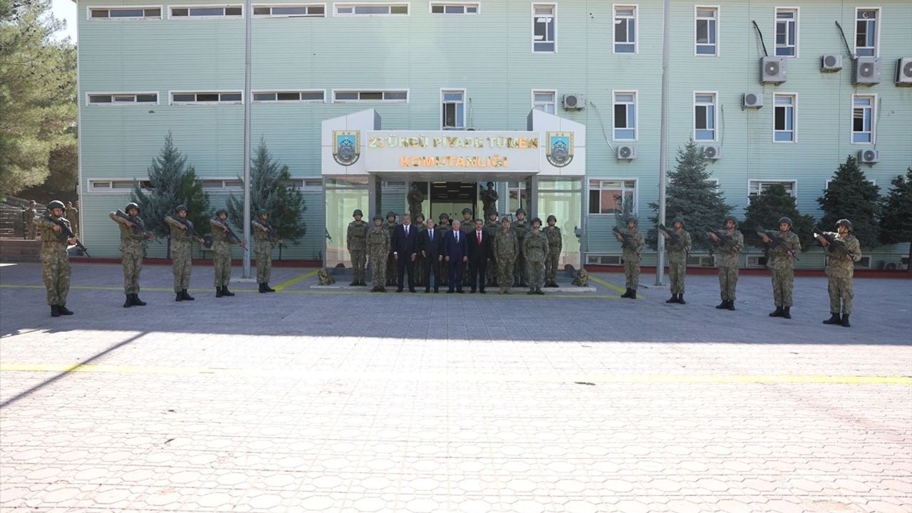 Bakan Güler, Şırnak'taki 23. Piyade Tümen Komutanlığı'nı Denetledi