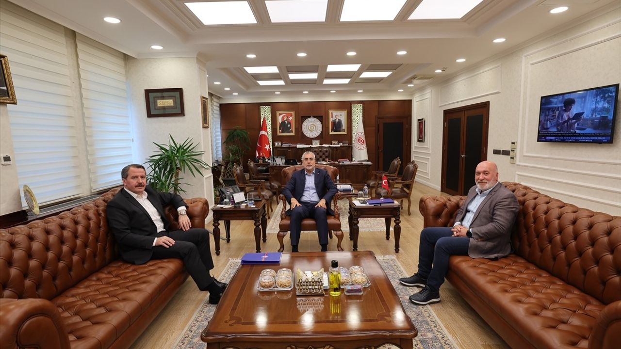 Bakan Işıkhan, Memur-Sen Başkanı Yalçın'ı Ziyaret Etti