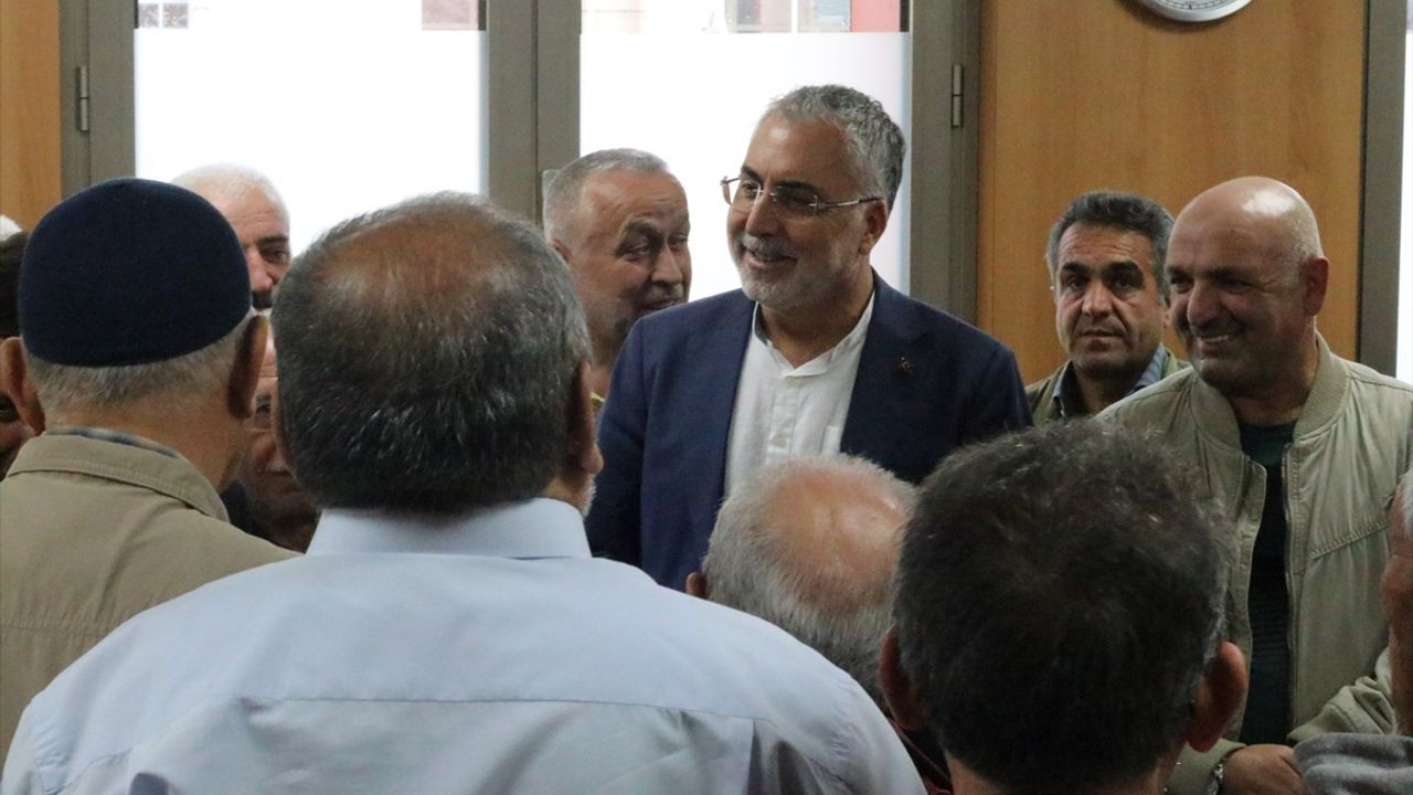 Bakan Işıkhan, Paris'te Türk Vatandaşlarıyla Bir Araya Geldi