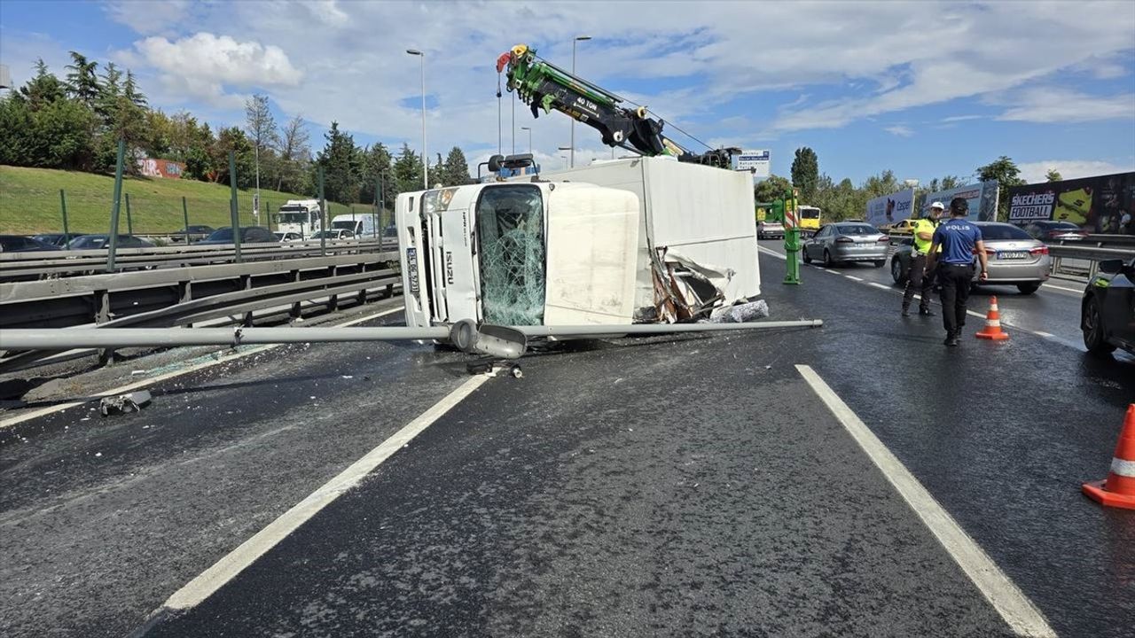 Bakırköy'de Kamyonet Kazası: Trafik Durdurdu