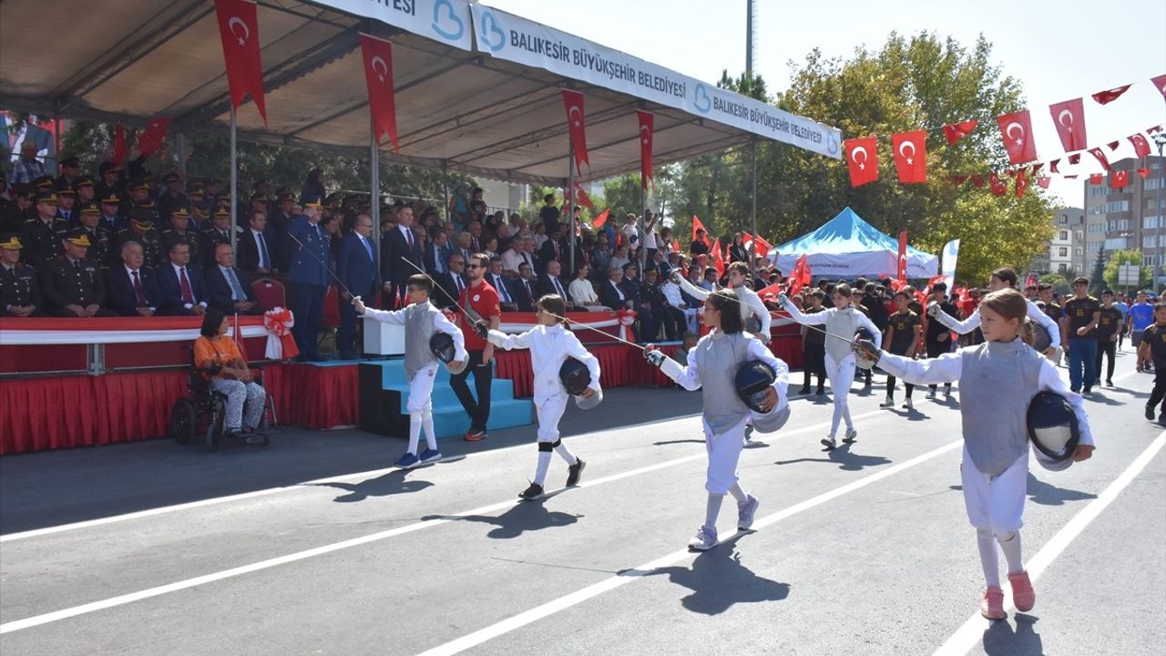 Balıkesir'in Kurtuluşu 102. Yıldönümünde Tülütabaklar Gösterisiyle Kutlandı