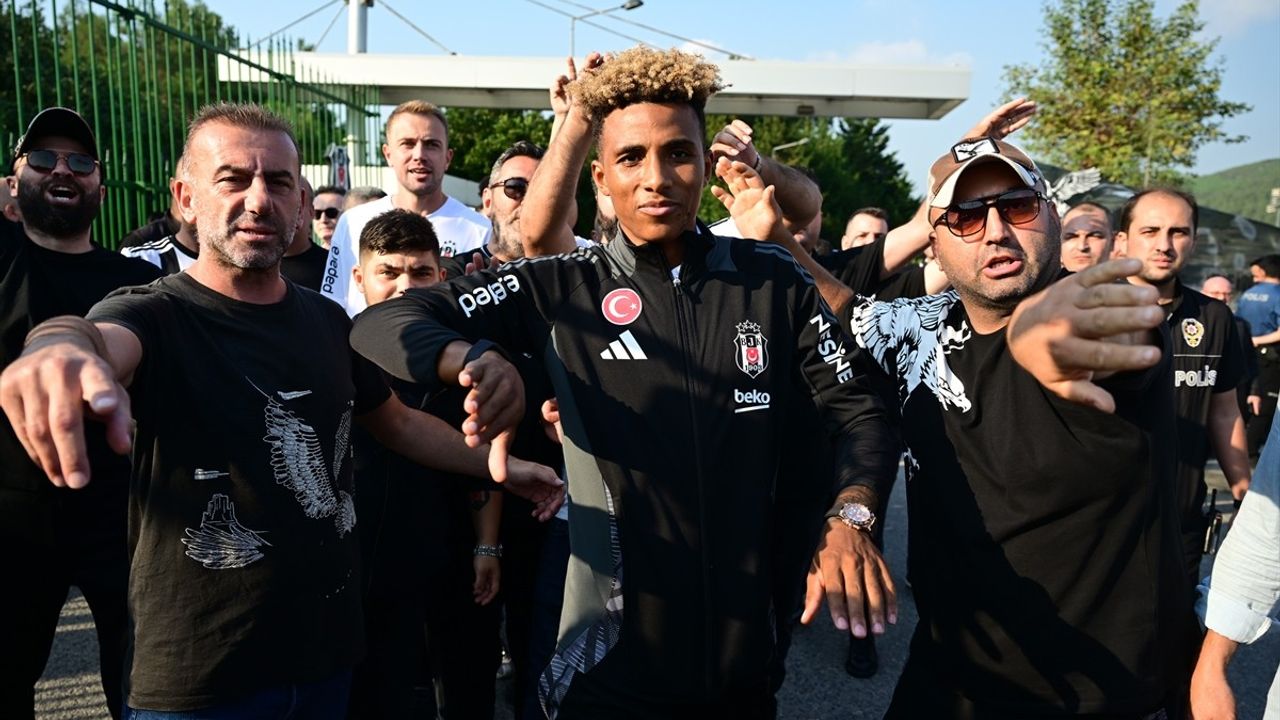 Beşiktaş Taraftarları Takımına Moral Verdi