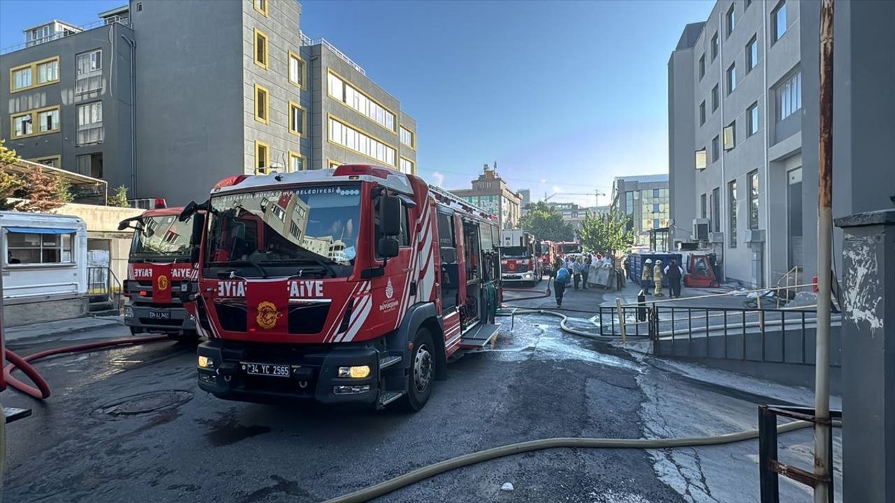 Beylikdüzü'ndeki Fabrikada Yangın Çıktı