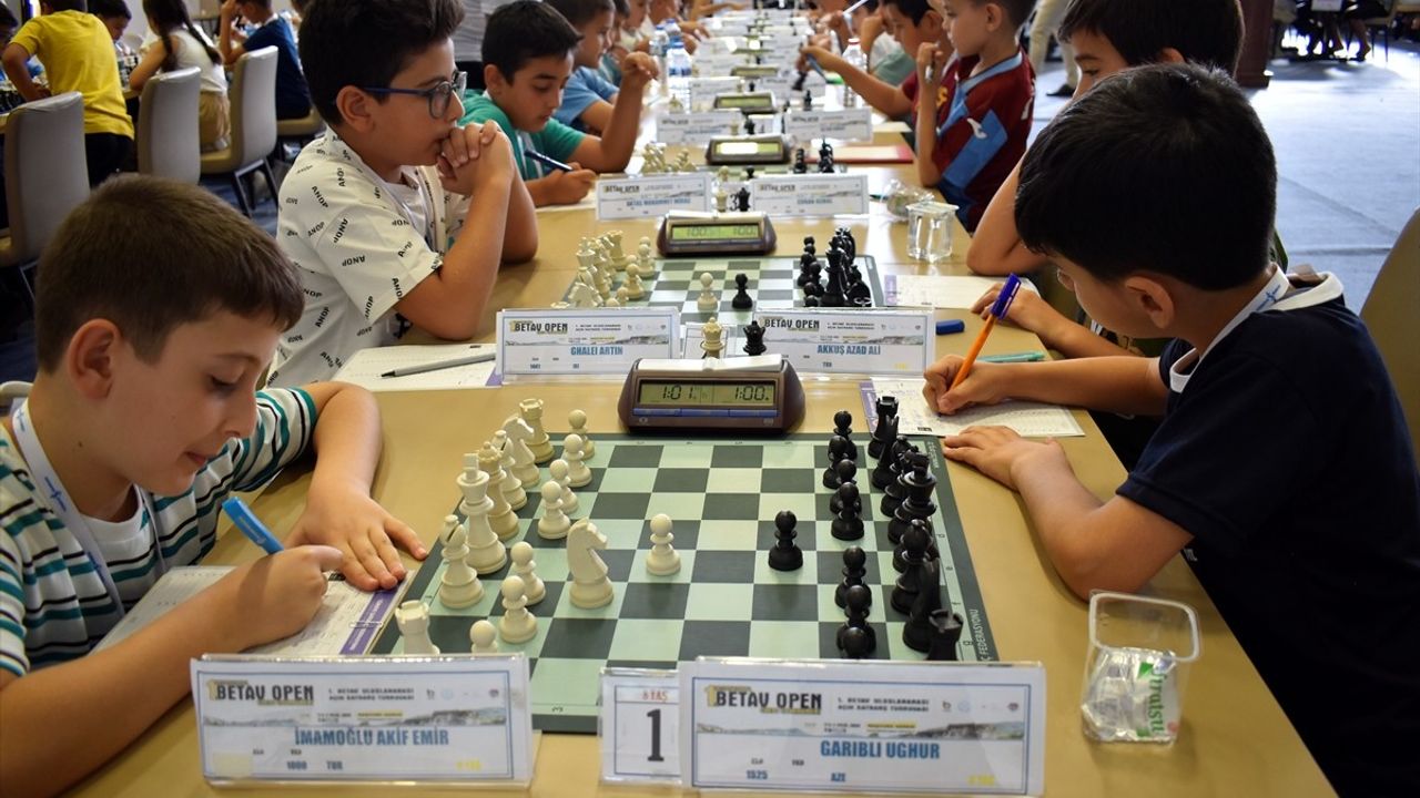 Bitlis'te Uluslararası Satranç Turnuvası Heyecanı