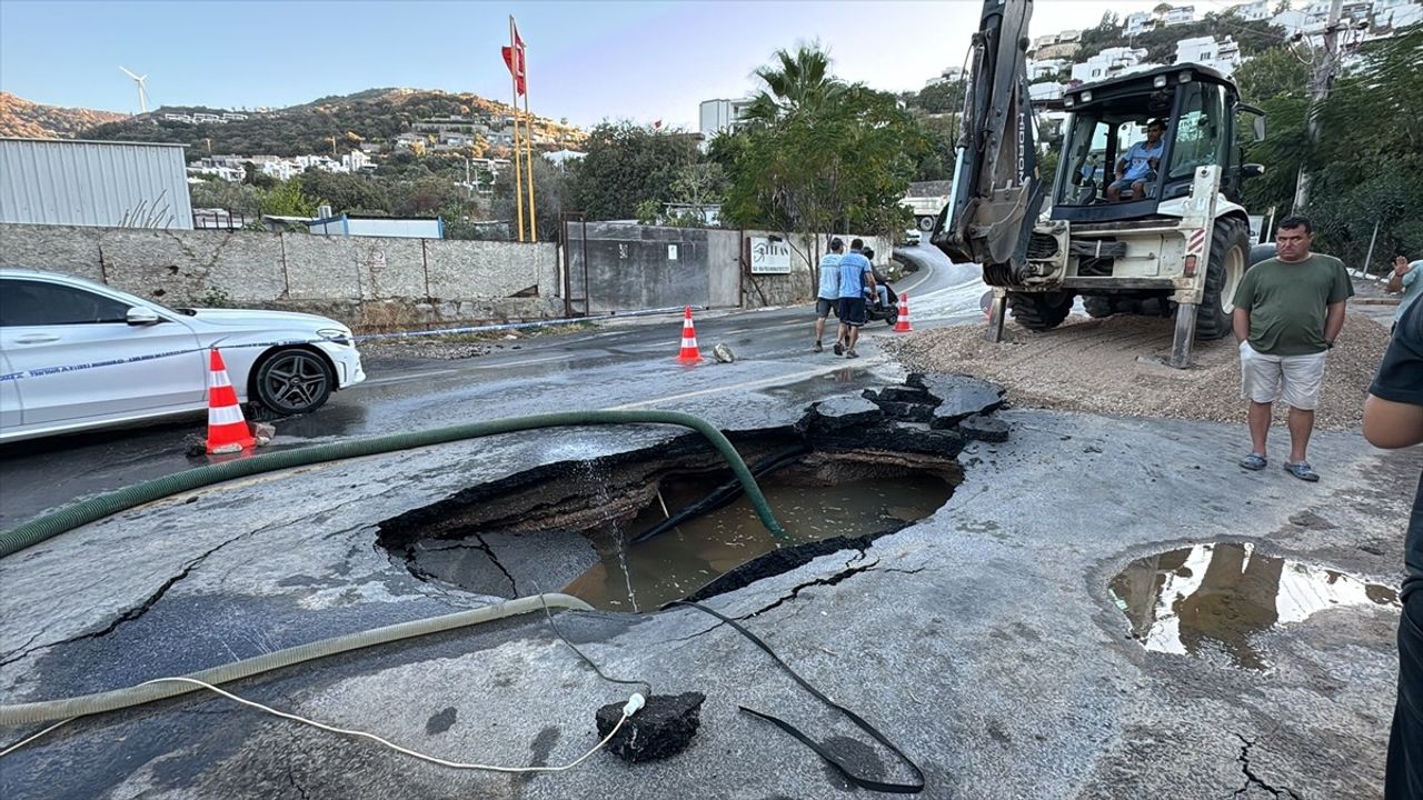 Bodrum'da İsale Hattı Patladı, Market Su Bastı