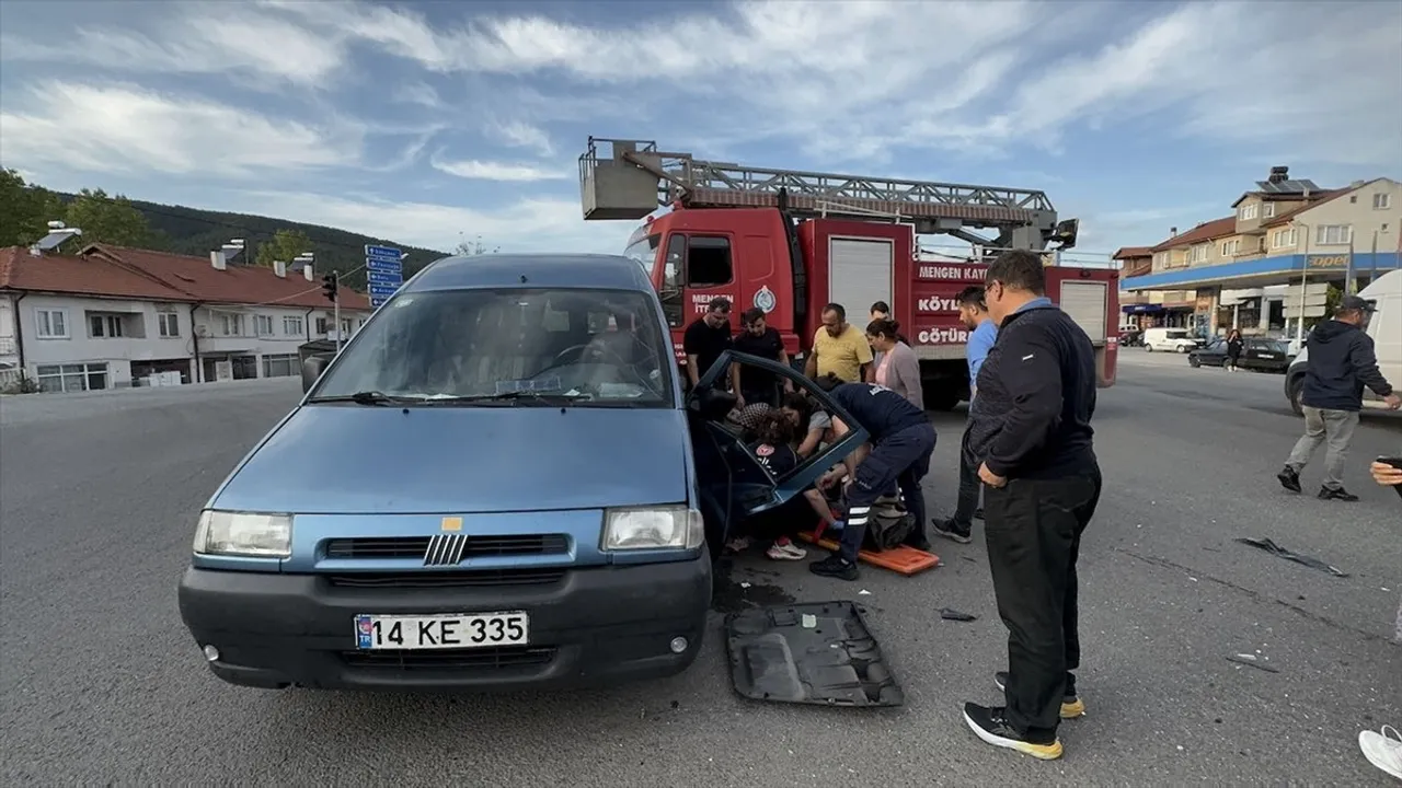 Bolu'da Ambulans ile Ticari Araç Çarpıştı: 1 Yaralı