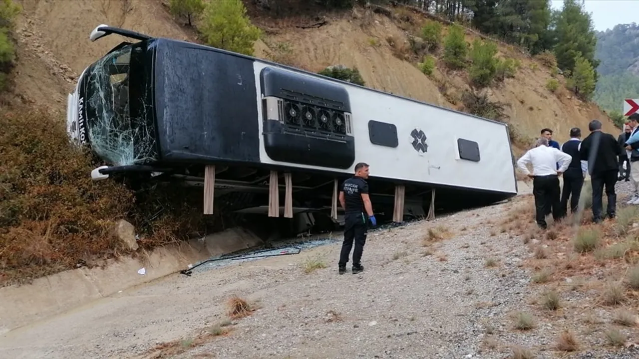 Burdur'da Yolcu Otobüsü Kaza Yaptı: 8 Yaralı