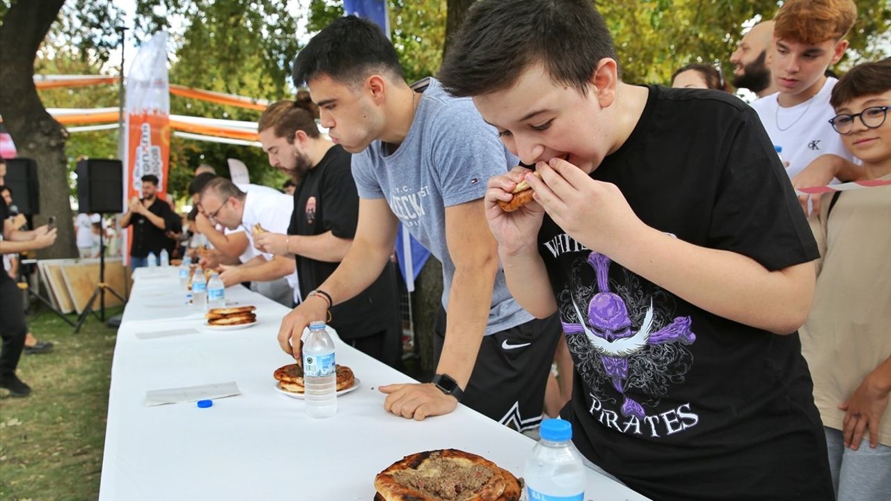 Bursa'da Cantık Yeme Yarışması: 16 Dakikada 8 Cantık Tüketildi