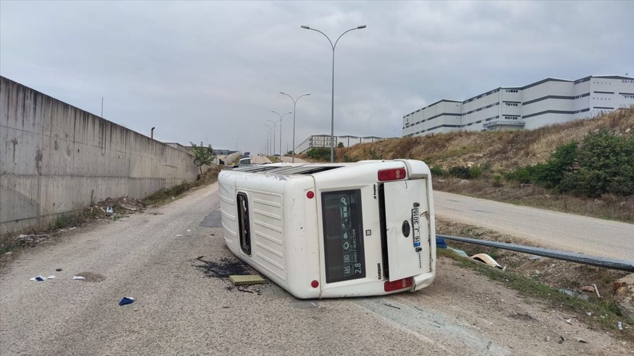 Bursa'da İşçi Servisi Minibüsü Devrildi: 13 Yaralı