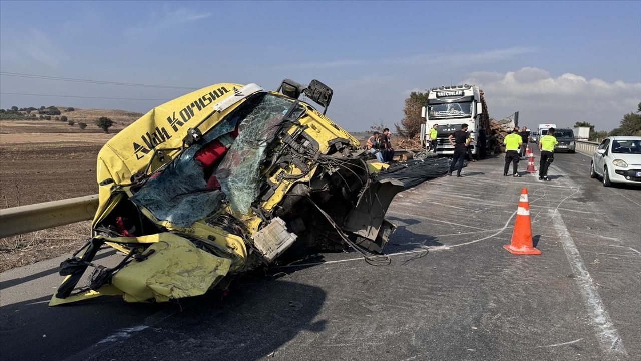 Bursa'da Tır Kazası: Sürücü Yaralandı, Trafik Yoğunluğu Yaşandı