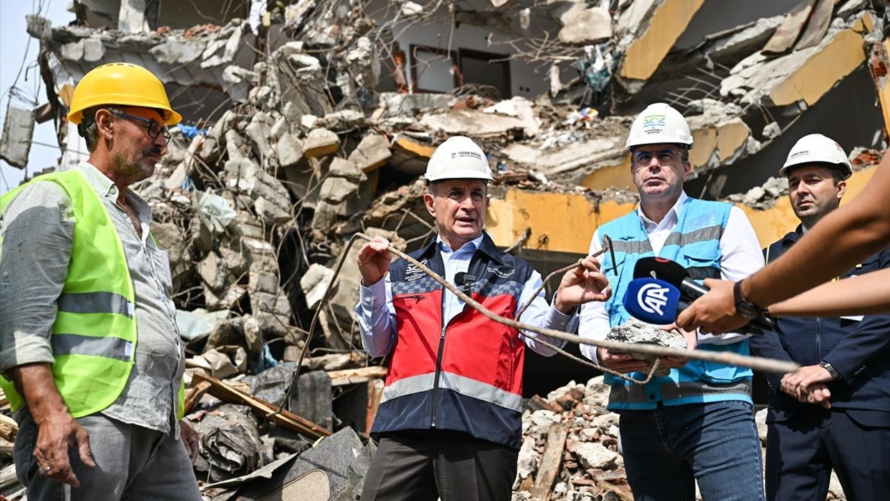 Büyükçekmece'de Yıkılan Bina Betonundan Deniz Kabukları Çıktı