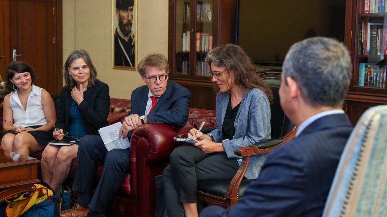 CHP Lideri Özgür Özel, İnsan Hakları İzleme Örgütü Yetkilisi ile Görüştü