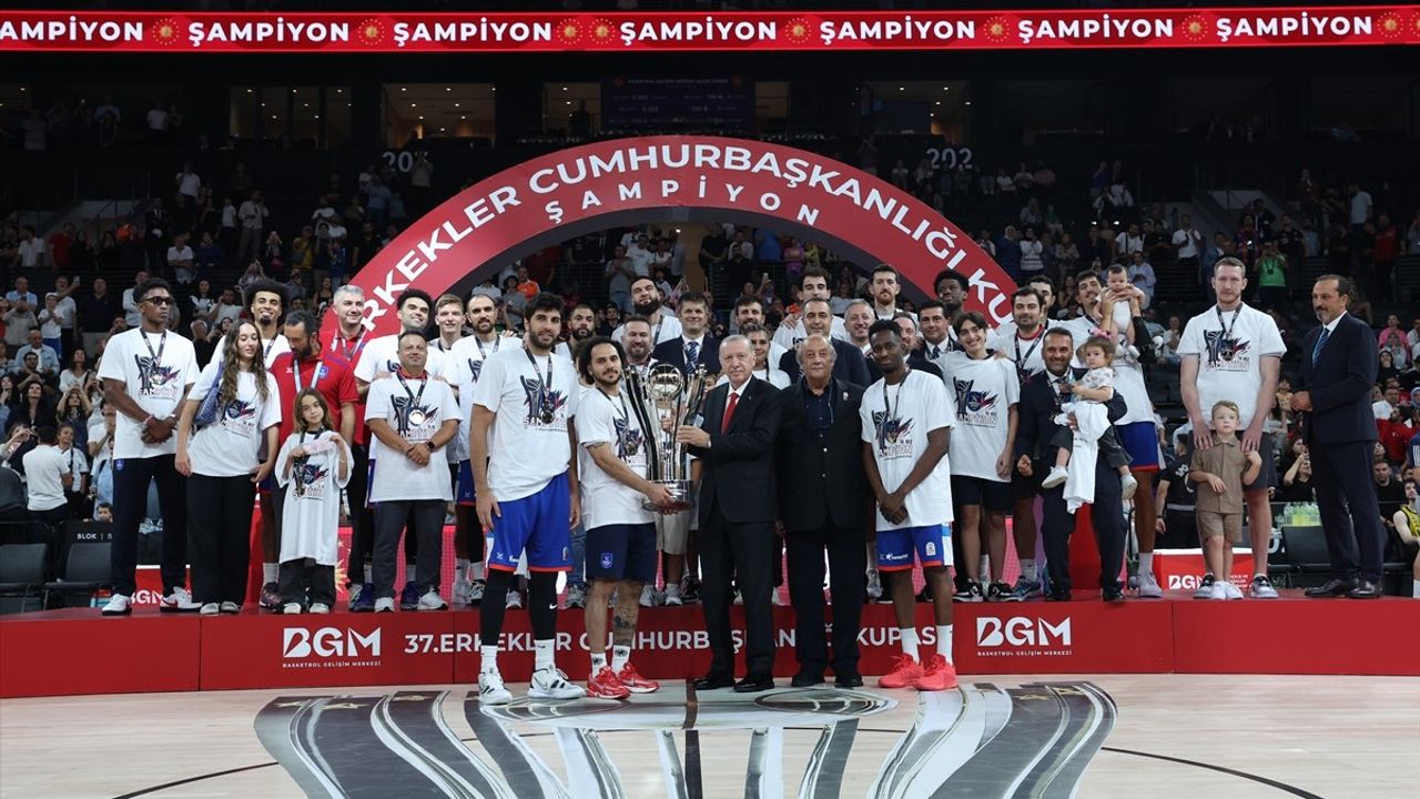 Cumhurbaşkanı Erdoğan, Anadolu Efes'e 37. Cumhurbaşkanlığı Kupası'nı Takdim Etti