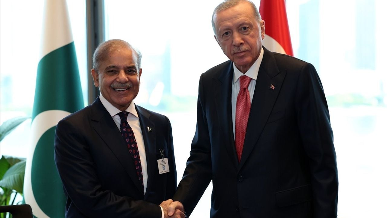 Cumhurbaşkanı Erdoğan, Pakistan Başbakanı Şahbaz Şerif ile Görüştü