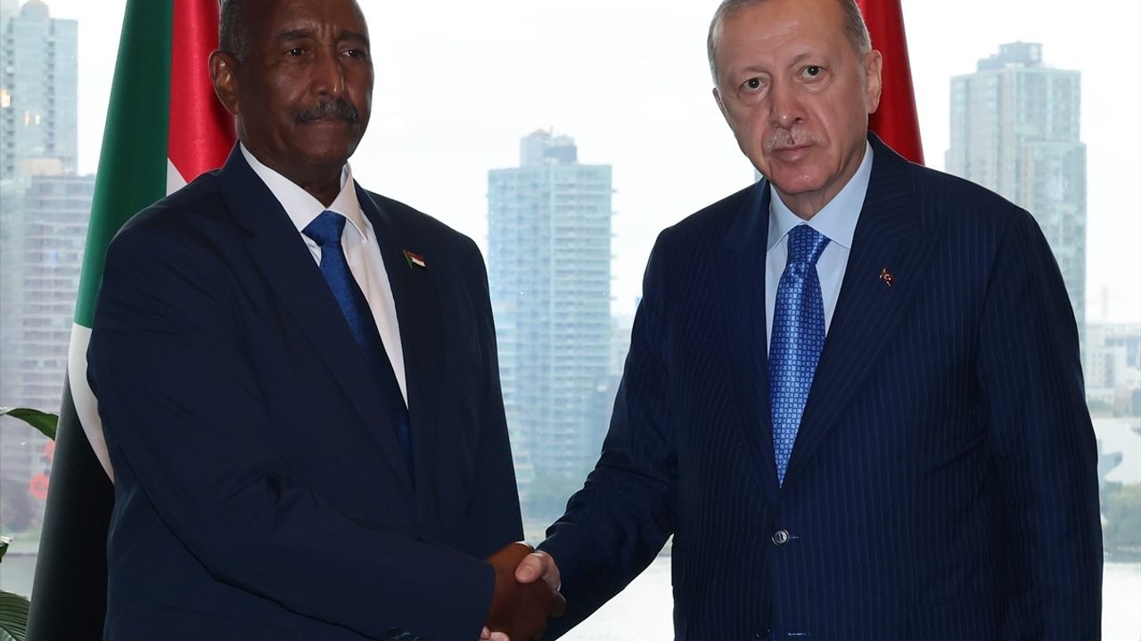 Cumhurbaşkanı Erdoğan, Sudan'ın Egemenlik Konseyi Başkanı ile Görüştü
