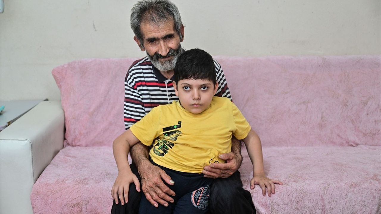 Dedesi Sırtında Taşıdığı Torununun Tedavisi İçin Yardım İstiyor