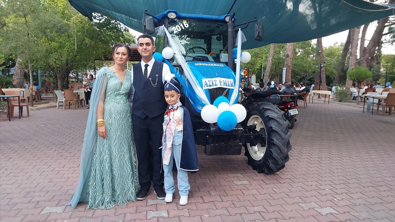Denizli'de Sünnet Düğününde Traktör Göz Doldurdu