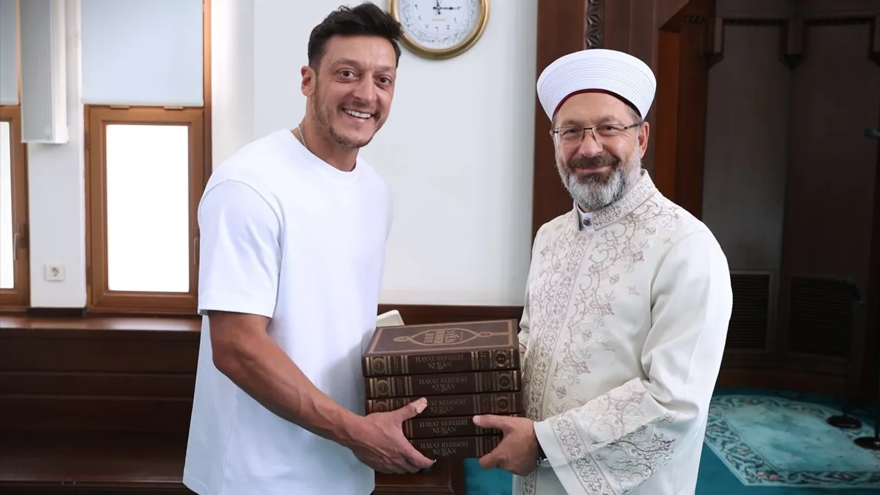 Diyanet Başkanı Ali Erbaş ve Mesut Özil'den Örnek Davranış