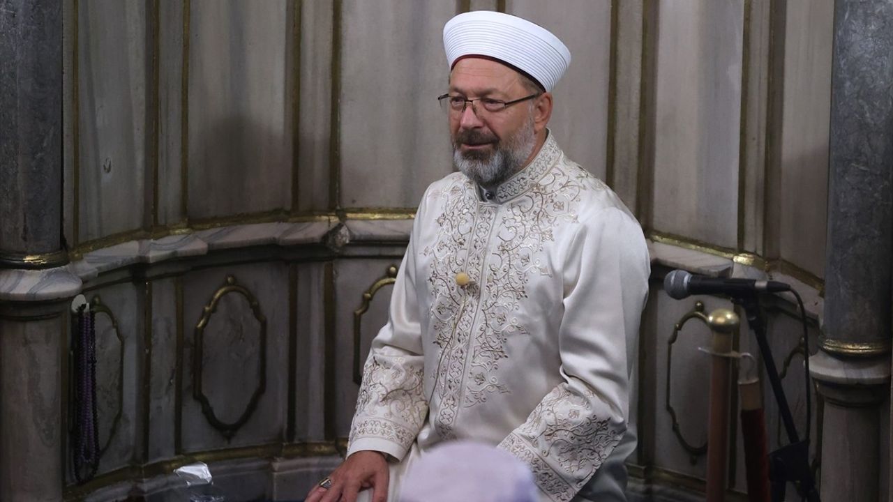 Diyanet İşleri Başkanı Erbaş, Eyüp Sultan Camisi'nde Sabah Namazı Kıldırdı