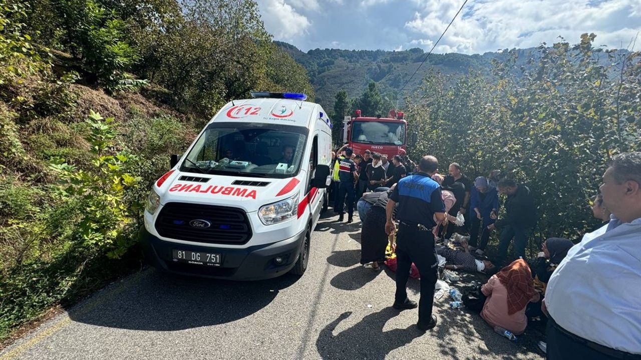 Düzce'de Meysimlik Tarım İşçilerini Taşıyan Minibüs Devriye Girdi: 15 Yaralı