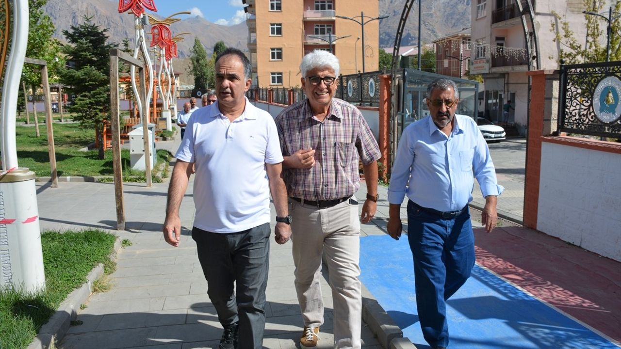 Emekli Öğretmen 42 Yıl Sonra İlk Görev Yerinde Öğrencileriyle Buluştu