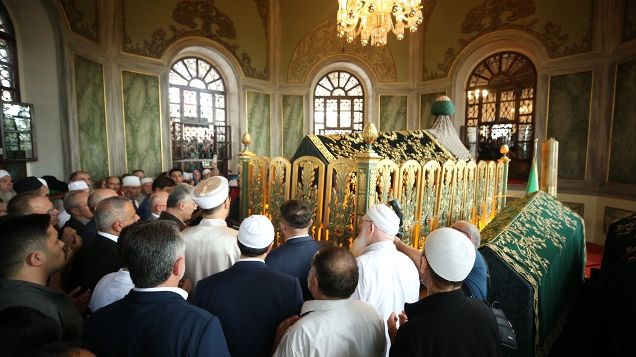 Emir Sultan Türbesi Sanduka Örtüsü Yenilendi