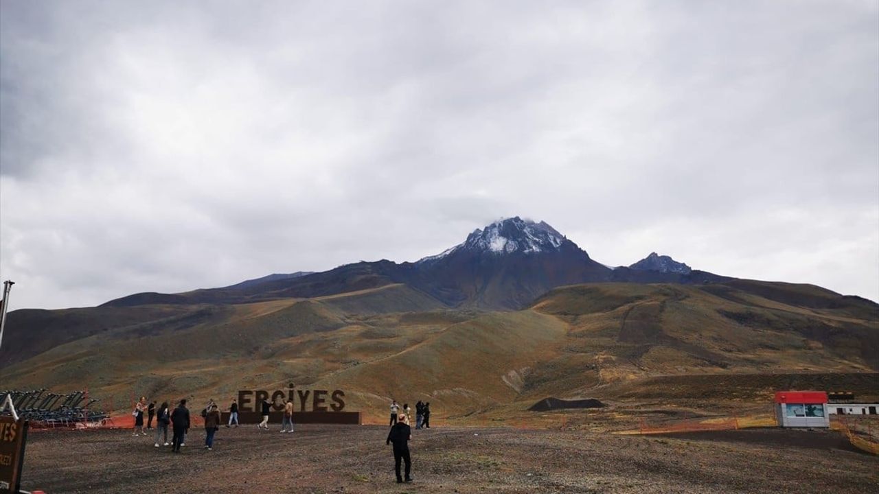 Erciyes Dağı'na Kar Yağdı: Kayak Severler İçin Heyecanlı Gelişme