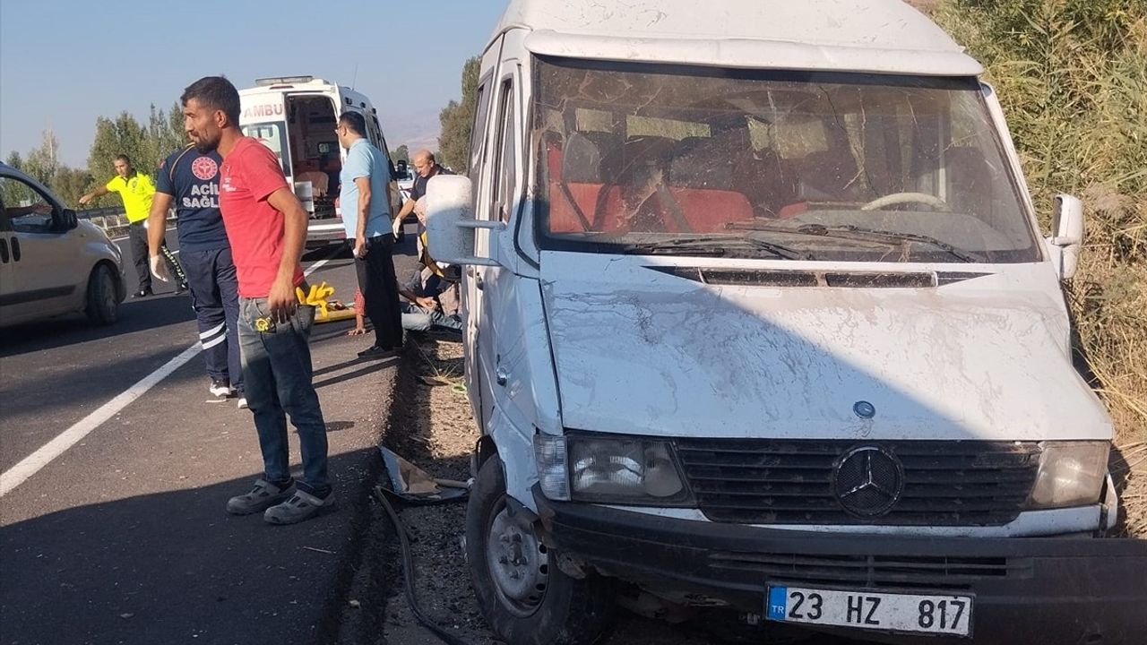 Erzincan'da İşçi Taşıyan Minibüs Kazasında 9 Yaralı