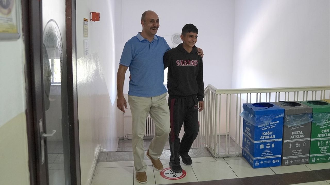 Erzurum'da Öğrenci Boğulma Tehlikesi Geçirdi, Öğretmen Heimlich Manevrası İle Kurtardı