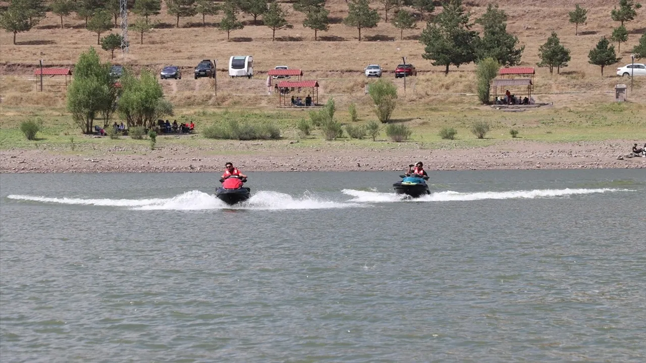 Erzurum'da Teke Deresi Göleti'nde Jet Ski Keyfi