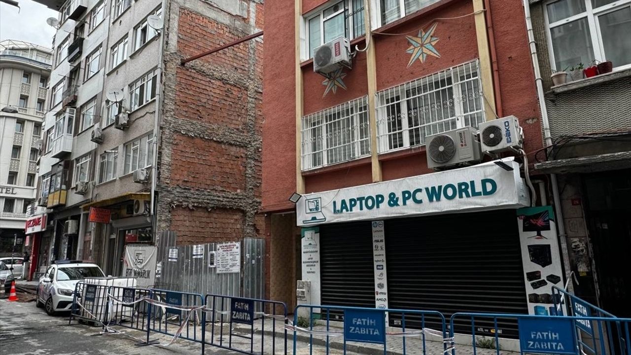 Fatih'te İnşaat Kazısı Sonrası Bina Tahliye Edildi