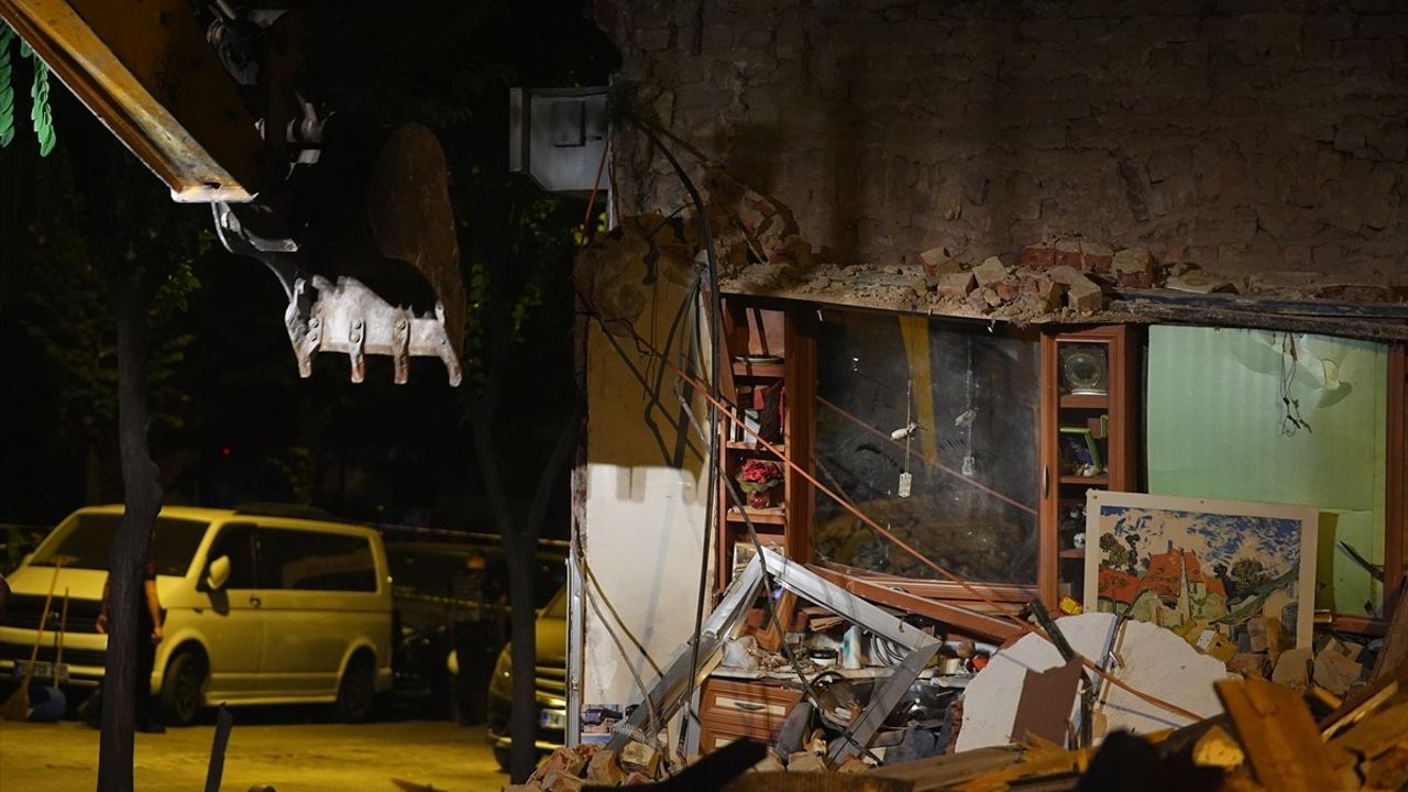 Fatih’te Metruk Bina Çöktü: 1 Yaralı